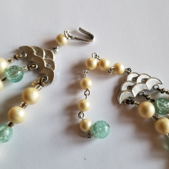 Relisted -Vintage three strand necklace Blue and off white plastic beads - Picture 11 of 16